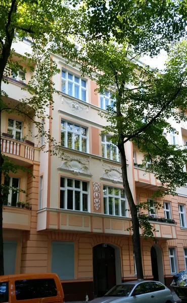 Modernisierte Singlewohnung mit Einbauküche und Parkett am Volkspark Wilmersdorf! — photo 1